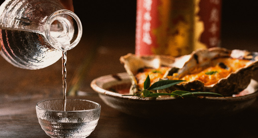 酒を注ぐ